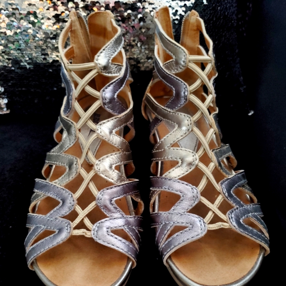 Earth Ladylike Gunmetal Gladiator Sandals 7M